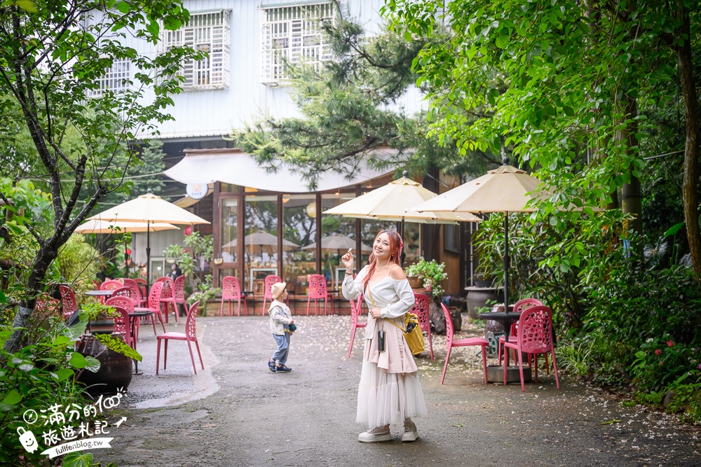 苗栗【雙峰草堂】隱身山林間的銅鑼燒玻璃茶屋.職人手作銅鑼燒,還能欣賞油桐花!