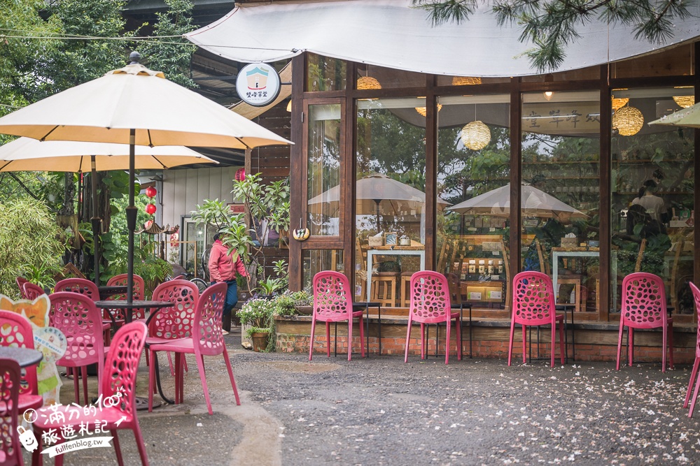 苗栗【雙峰草堂】隱身山林間的銅鑼燒玻璃茶屋.職人手作銅鑼燒,還能欣賞油桐花!