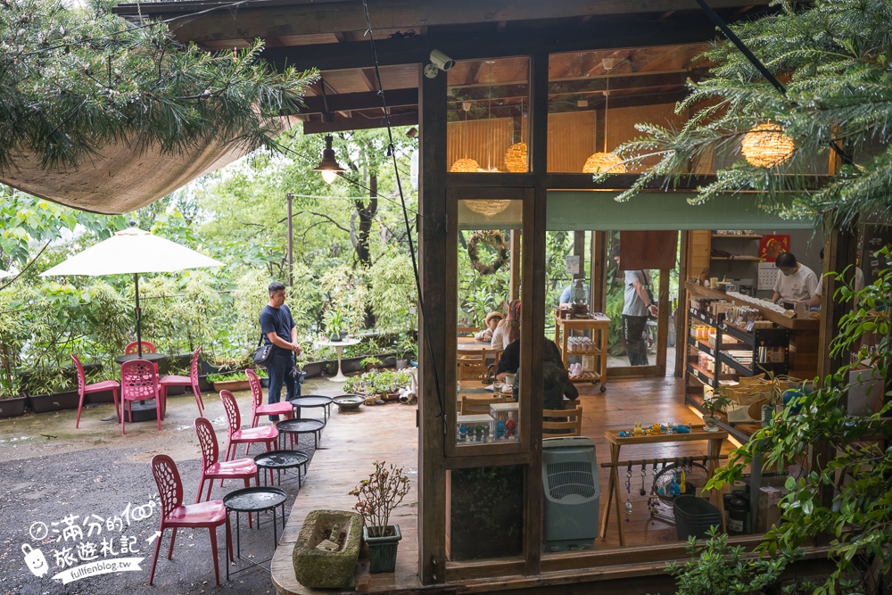 苗栗【雙峰草堂】隱身山林間的銅鑼燒玻璃茶屋.職人手作銅鑼燒,還能欣賞油桐花!