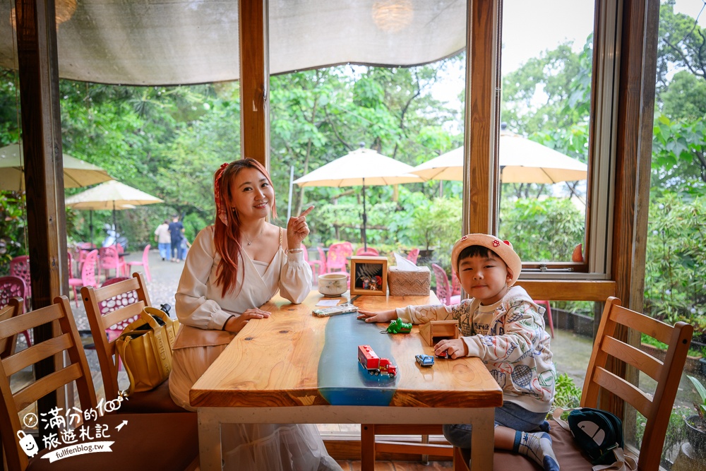苗栗【雙峰草堂】隱身山林間的銅鑼燒玻璃茶屋.職人手作銅鑼燒,還能欣賞油桐花!