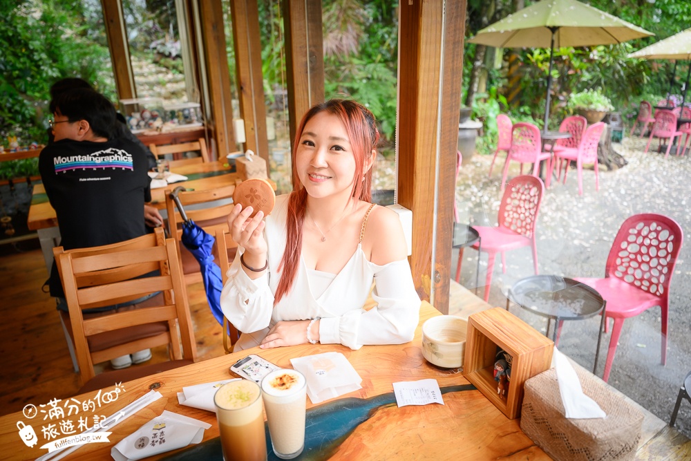 苗栗【雙峰草堂】隱身山林間的銅鑼燒玻璃茶屋.職人手作銅鑼燒,還能欣賞油桐花!