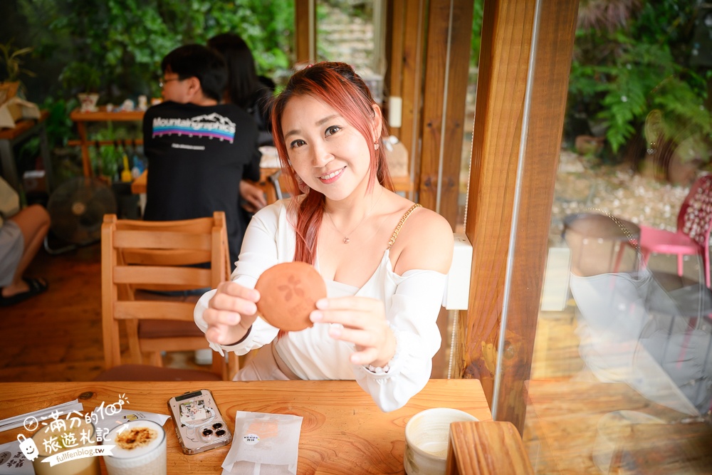 苗栗【雙峰草堂】隱身山林間的銅鑼燒玻璃茶屋.職人手作銅鑼燒,還能欣賞油桐花!
