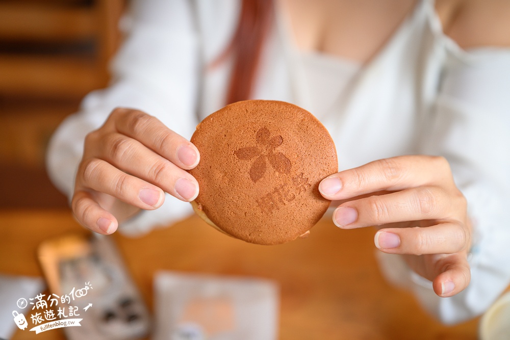 苗栗【雙峰草堂】隱身山林間的銅鑼燒玻璃茶屋.職人手作銅鑼燒,還能欣賞油桐花!