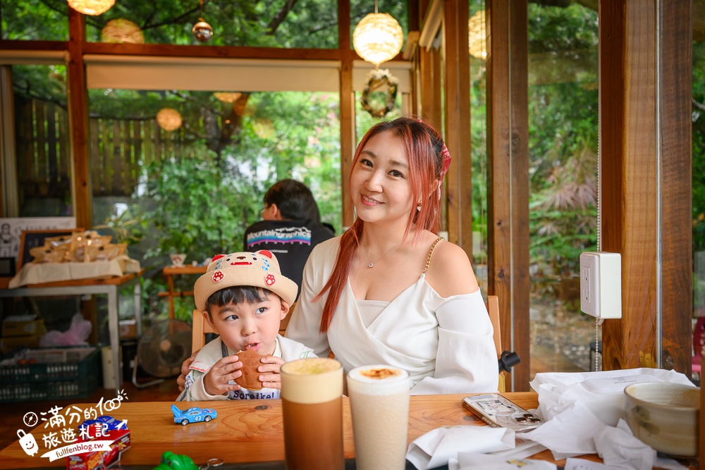 苗栗【雙峰草堂】隱身山林間的銅鑼燒玻璃茶屋.職人手作銅鑼燒,還能欣賞油桐花!