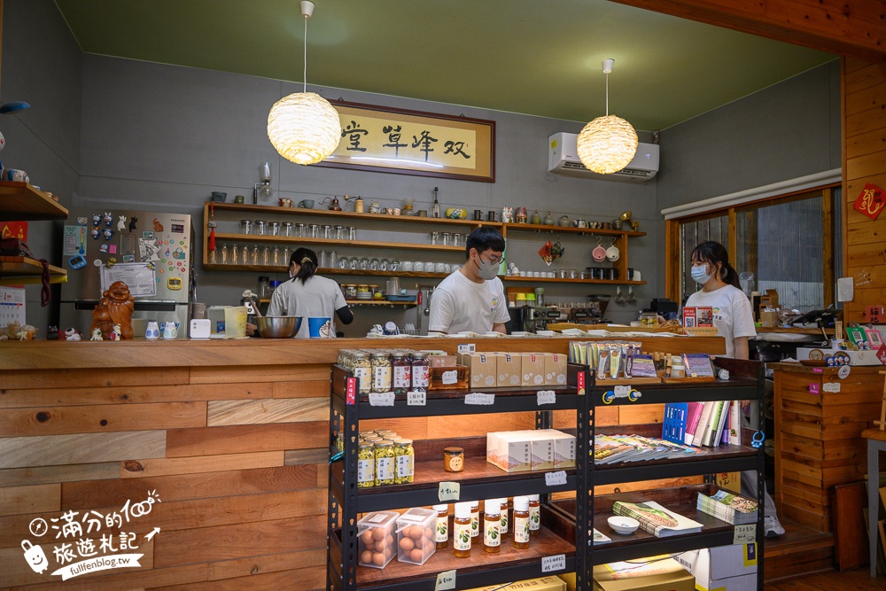 苗栗【雙峰草堂】隱身山林間的銅鑼燒玻璃茶屋.職人手作銅鑼燒,還能欣賞油桐花!