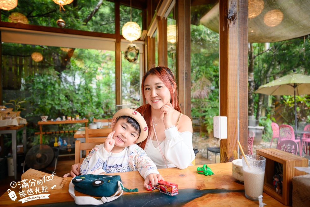 苗栗【雙峰草堂】隱身山林間的銅鑼燒玻璃茶屋.職人手作銅鑼燒,還能欣賞油桐花!