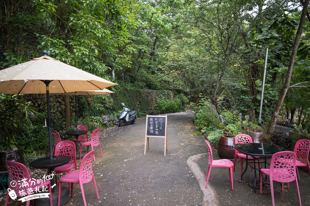 苗栗【雙峰草堂】隱身山林間的銅鑼燒玻璃茶屋.職人手作銅鑼燒,還能欣賞油桐花!