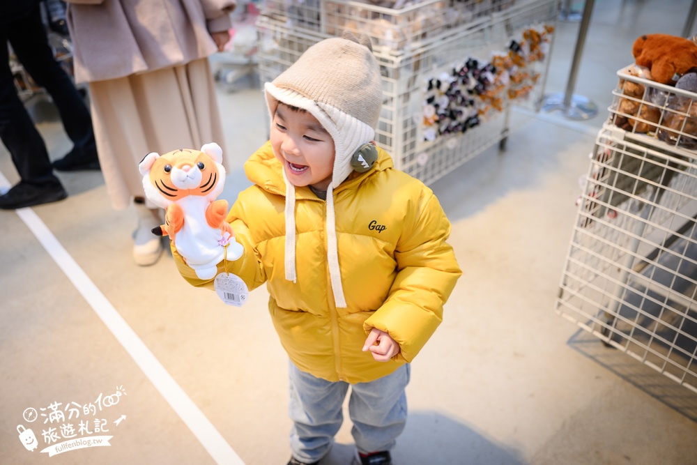 【神戶動物王國】大人小孩都瘋狂！親子推車友善溫室動物園.必體驗騎駱駝.騎馬.零距離餵食的動物天堂!