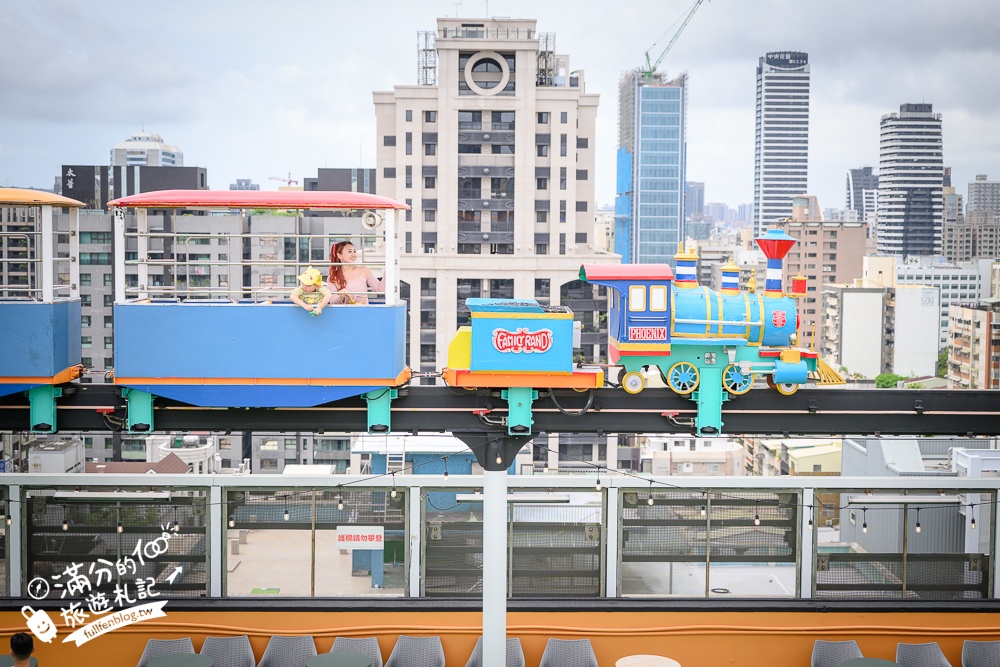 高雄【大立空中遊樂園】全台唯一高空復古樂園,必玩空中小火車.太空飛機和海盜船.夜間點燈飲酒賞夜也超讚!