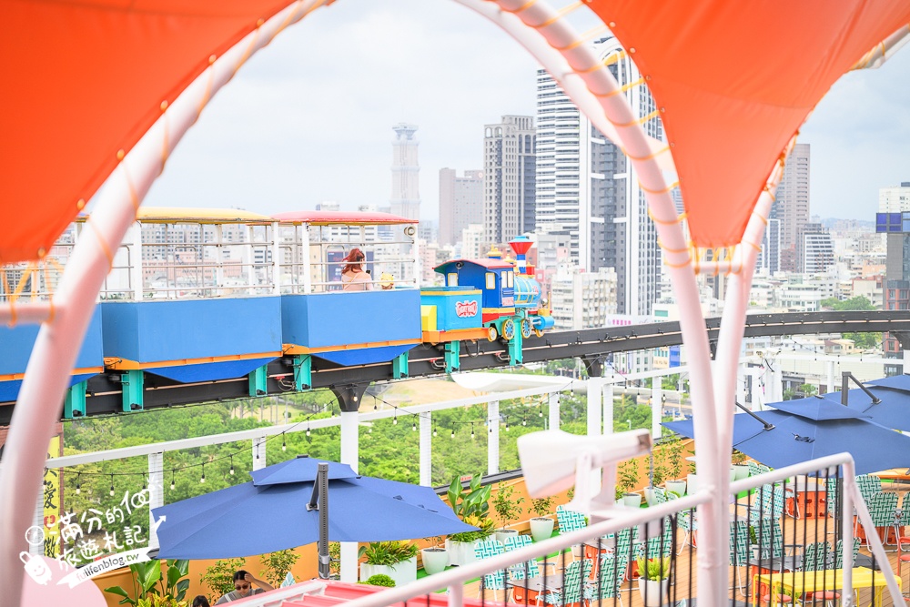 高雄【大立空中遊樂園】全台唯一高空復古樂園,必玩空中小火車.太空飛機和海盜船.夜間點燈飲酒賞夜也超讚!