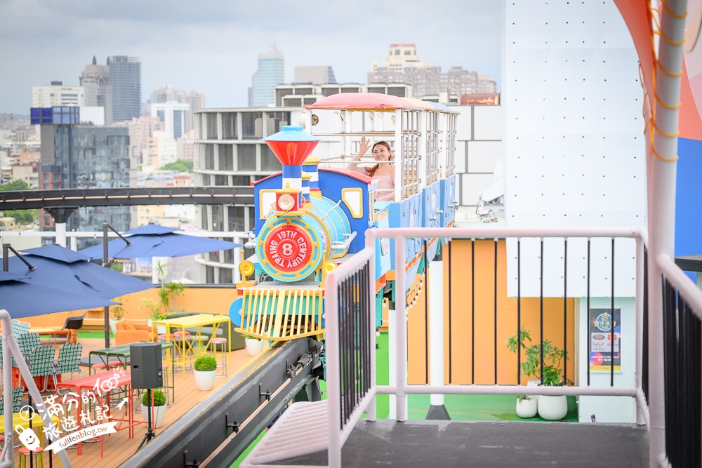 高雄【大立空中遊樂園】全台唯一高空復古樂園,必玩空中小火車.太空飛機和海盜船.夜間點燈飲酒賞夜也超讚!