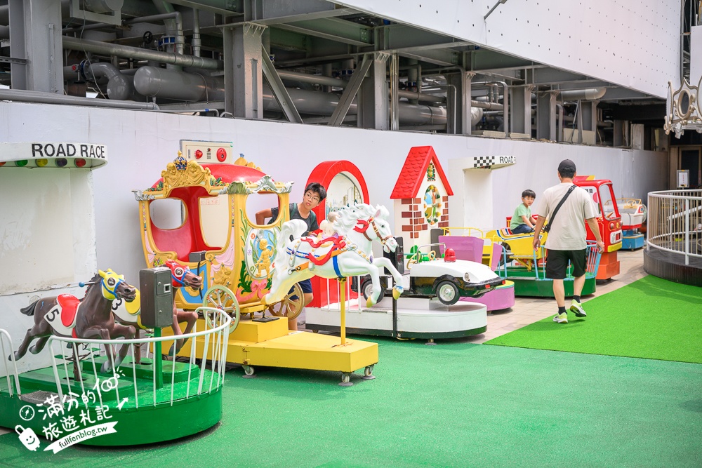 高雄【大立空中遊樂園】全台唯一高空復古樂園,必玩空中小火車.太空飛機和海盜船.夜間點燈飲酒賞夜也超讚!