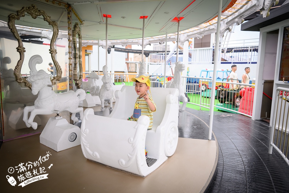 高雄【大立空中遊樂園】全台唯一高空復古樂園,必玩空中小火車.太空飛機和海盜船.夜間點燈飲酒賞夜也超讚!