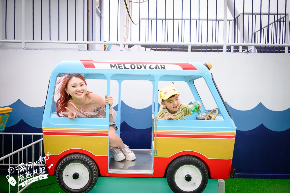 高雄【大立空中遊樂園】全台唯一高空復古樂園,必玩空中小火車.太空飛機和海盜船.夜間點燈飲酒賞夜也超讚!