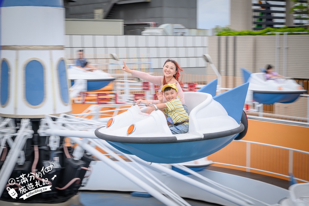 高雄【大立空中遊樂園】全台唯一高空復古樂園,必玩空中小火車.太空飛機和海盜船.夜間點燈飲酒賞夜也超讚!