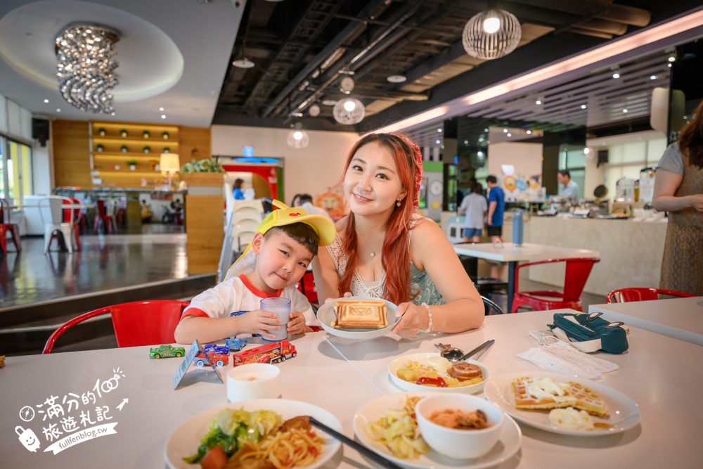 【華園親子飯店草衙館】高雄親子首選飯店.賽道主題飯店.兒童遊戲區+自助式早餐,走路就到鈴鹿賽道樂園!