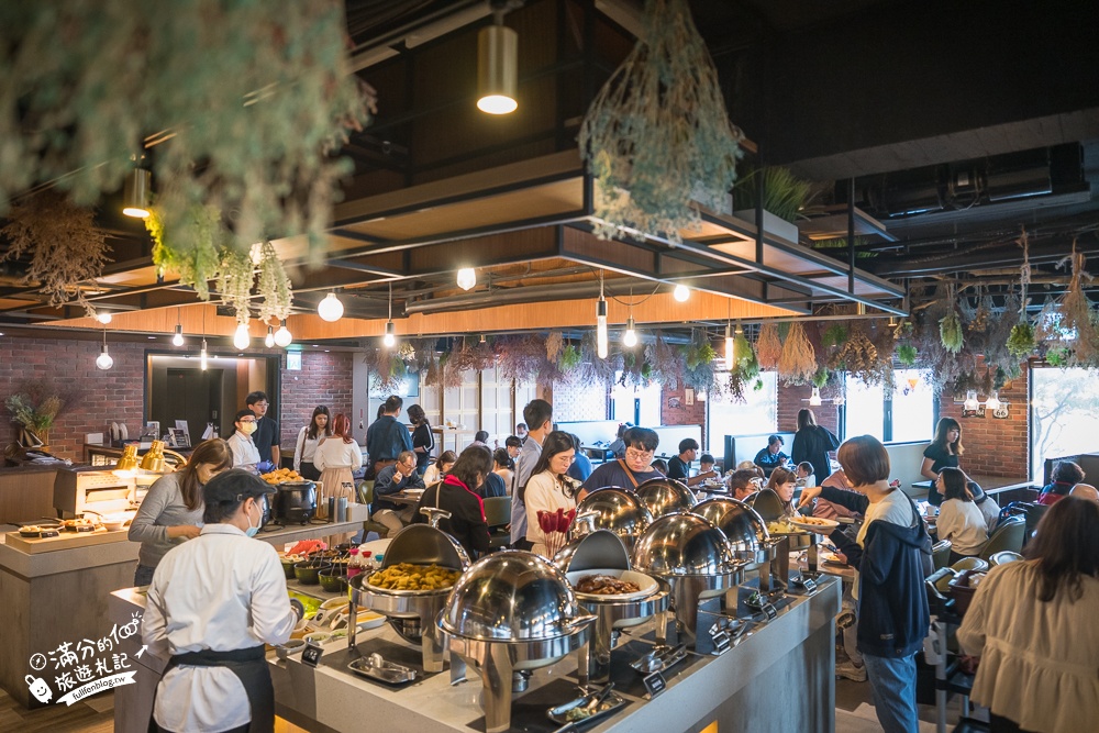 高雄親子飯店推薦【鈞怡大飯店】步行一分鐘就到愛河,100坪親子樂園好放電.外加豐盛自助吧早餐!