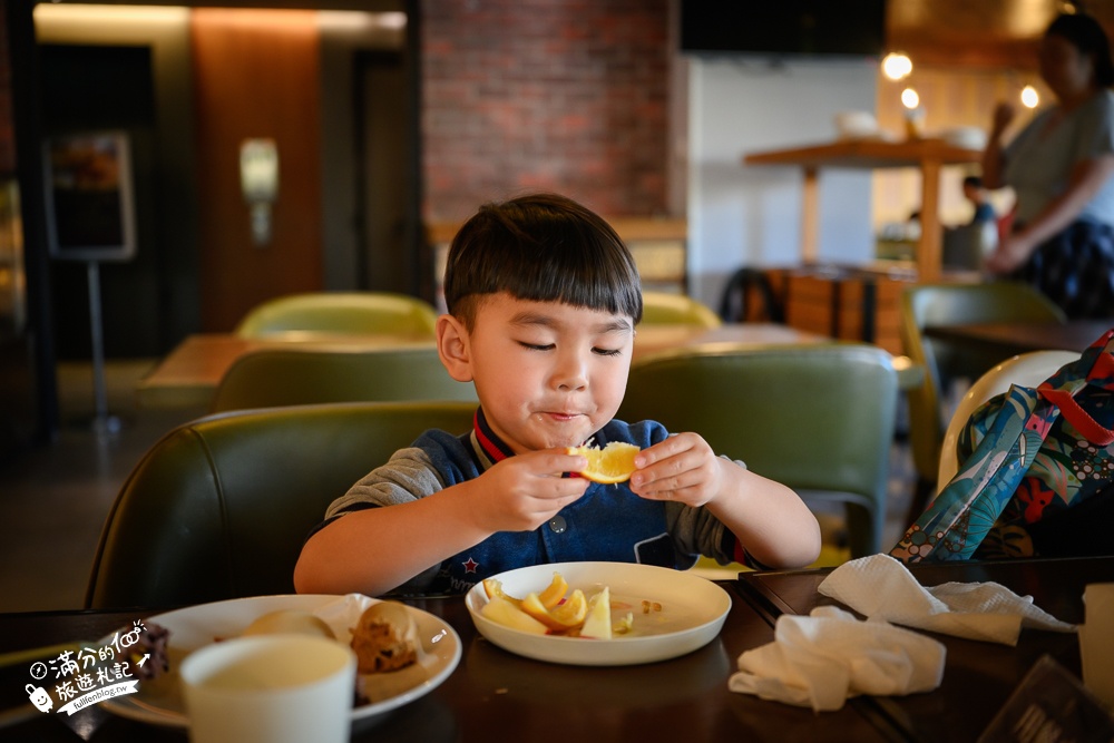 高雄親子飯店推薦【鈞怡大飯店】步行一分鐘就到愛河,100坪親子樂園好放電.外加豐盛自助吧早餐!