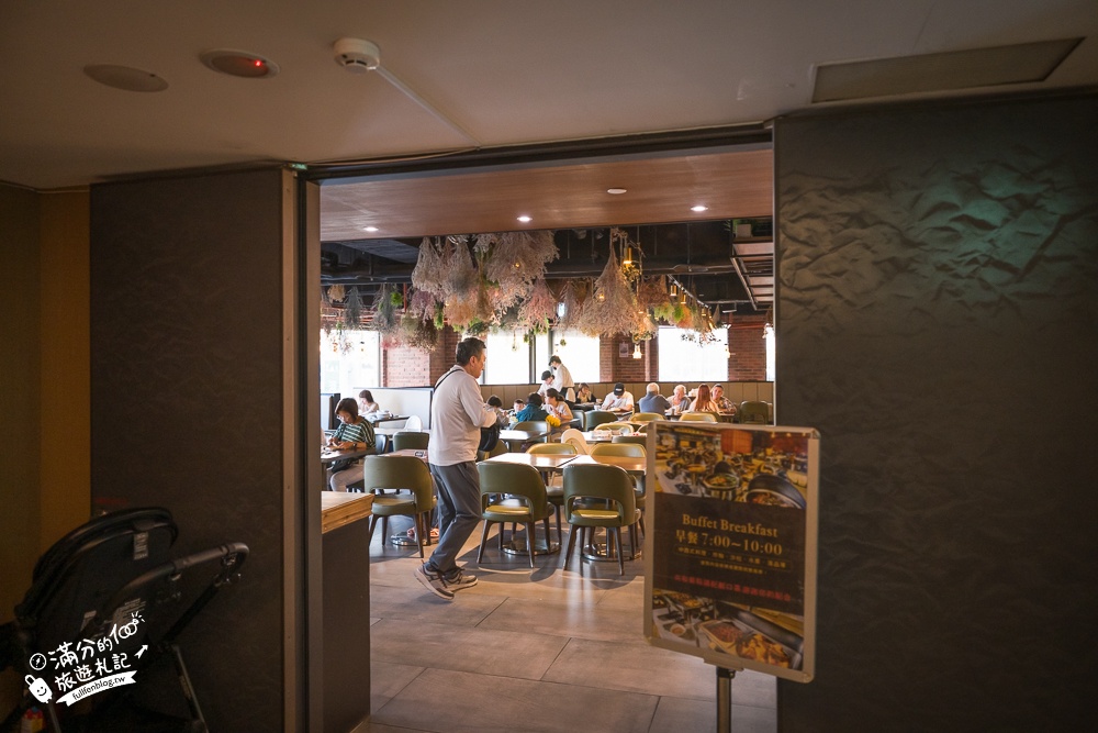 高雄親子飯店推薦【鈞怡大飯店】步行一分鐘就到愛河,100坪親子樂園好放電.外加豐盛自助吧早餐!