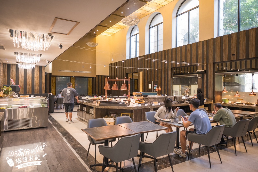 苗栗親子飯店【苗栗馥藝金鬱金香酒店】偽出國住進歐洲城堡,體驗在賽車上車宿太刺激,還有大泳池和兒童遊戲區!