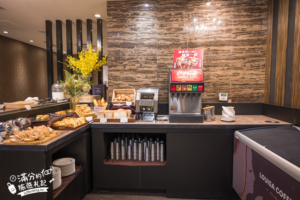 苗栗親子飯店【苗栗馥藝金鬱金香酒店】偽出國住進歐洲城堡,體驗在賽車上車宿太刺激,還有大泳池和兒童遊戲區!