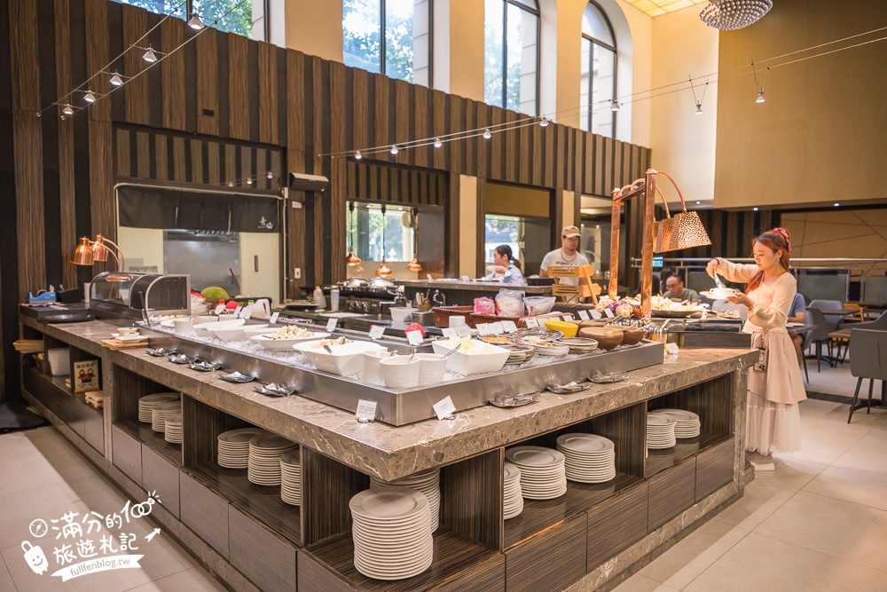 苗栗親子飯店【苗栗馥藝金鬱金香酒店】偽出國住進歐洲城堡,體驗在賽車上車宿太刺激,還有大泳池和兒童遊戲區!