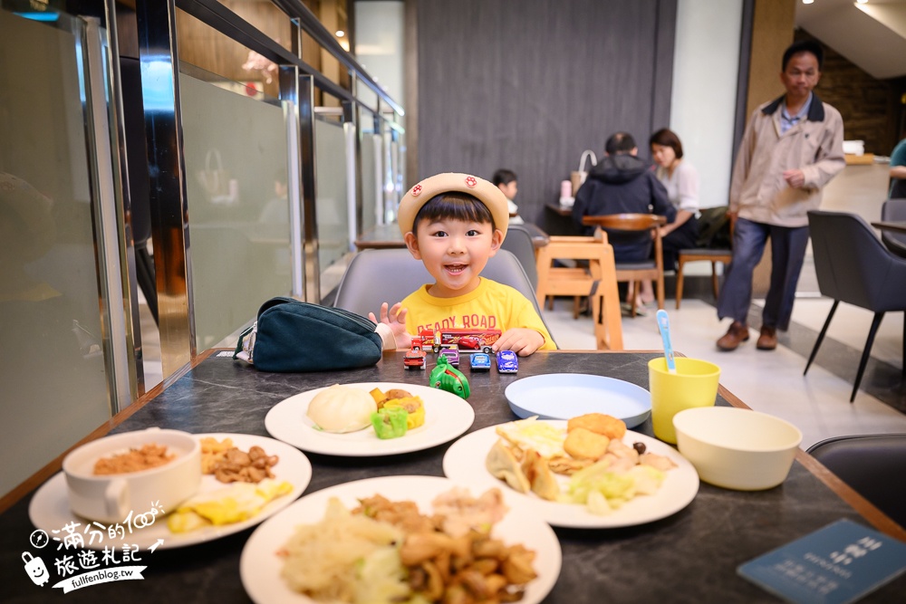 苗栗親子飯店【苗栗馥藝金鬱金香酒店】偽出國住進歐洲城堡,體驗在賽車上車宿太刺激,還有大泳池和兒童遊戲區!