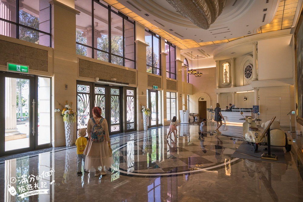 苗栗親子飯店【苗栗馥藝金鬱金香酒店】偽出國住進歐洲城堡,體驗在賽車上車宿太刺激,還有大泳池和兒童遊戲區!