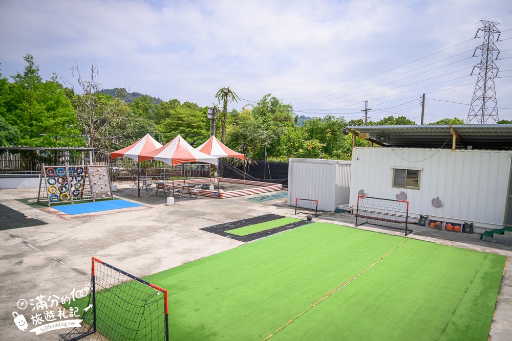 台中【威爾森的農場.親子餐廳】門票只要100元,水豚.狐獴.山羊輕鬆互動,還能玩滑草.射箭和溜滑梯!
