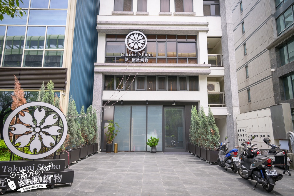 台中頂級活體海鮮火鍋【匠極緻鍋物市政店】近捷運站,包廂式體驗,職人代煮免沾手服務,活龍蝦搭配日本A5和牛鴛鴦海陸饗宴！