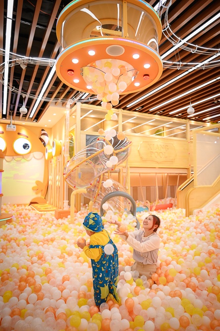 新北室內親子景點【享樂園】新莊宏匯店最新門票資訊,全日暢玩不限時,體驗騎馬.餵牛乳.擠牛奶.科技超市.水科學和任天堂隨你玩!