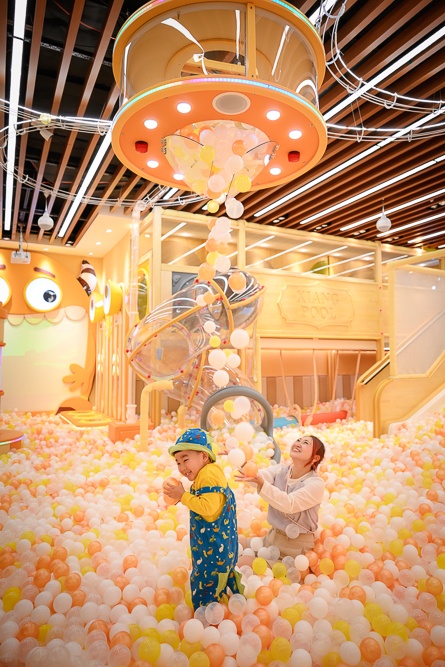 新北室內親子景點【享樂園】新莊宏匯店最新門票資訊,全日暢玩不限時,體驗騎馬.餵牛乳.擠牛奶.科技超市.水科學和任天堂隨你玩!