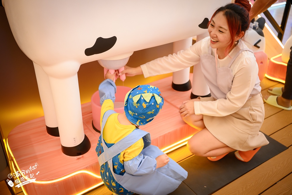 新北室內親子景點【享樂園】新莊宏匯店最新門票資訊,全日暢玩不限時,體驗騎馬.餵牛乳.擠牛奶.科技超市.水科學和任天堂隨你玩!