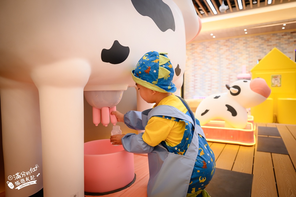 新北室內親子景點【享樂園】新莊宏匯店最新門票資訊,全日暢玩不限時,體驗騎馬.餵牛乳.擠牛奶.科技超市.水科學和任天堂隨你玩!