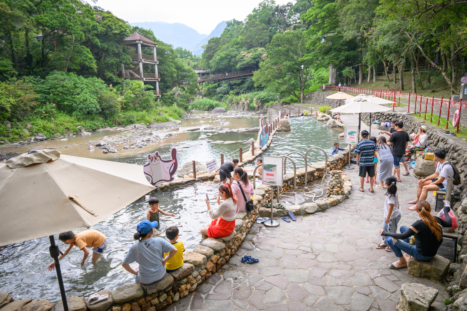 桃園【宇內溪溫泉戲水區】唯一公告合法開放的溪流戲水區,50元銅板價還能順遊小烏來天空步道! @滿分的旅遊札記