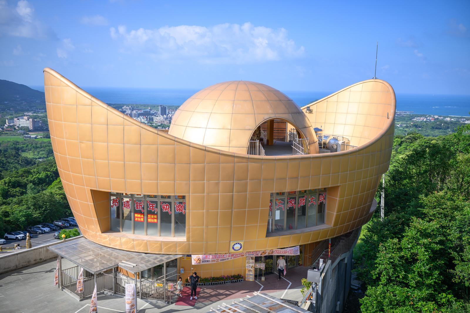 新北【金山財神廟】最新巨無霸元寶咖啡館.來與財神喝咖啡.生意人必訪.全台最靈驗的財神廟! @滿分的旅遊札記
