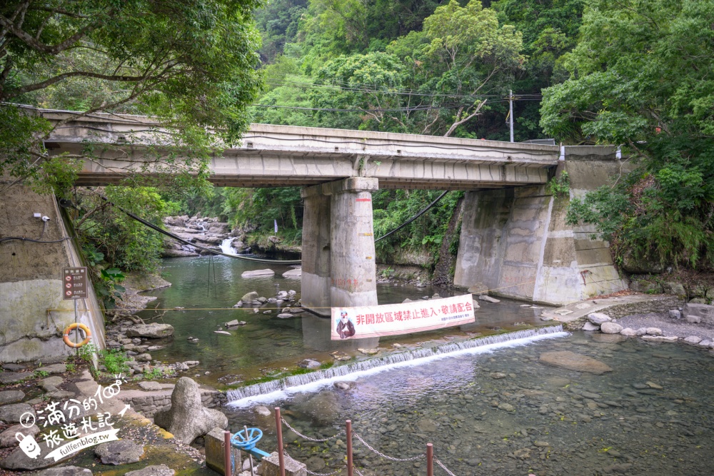 桃園【宇內溪溫泉戲水區】唯一公告合法開放的溪流戲水區,50元銅板價還能順遊小烏來天空步道!