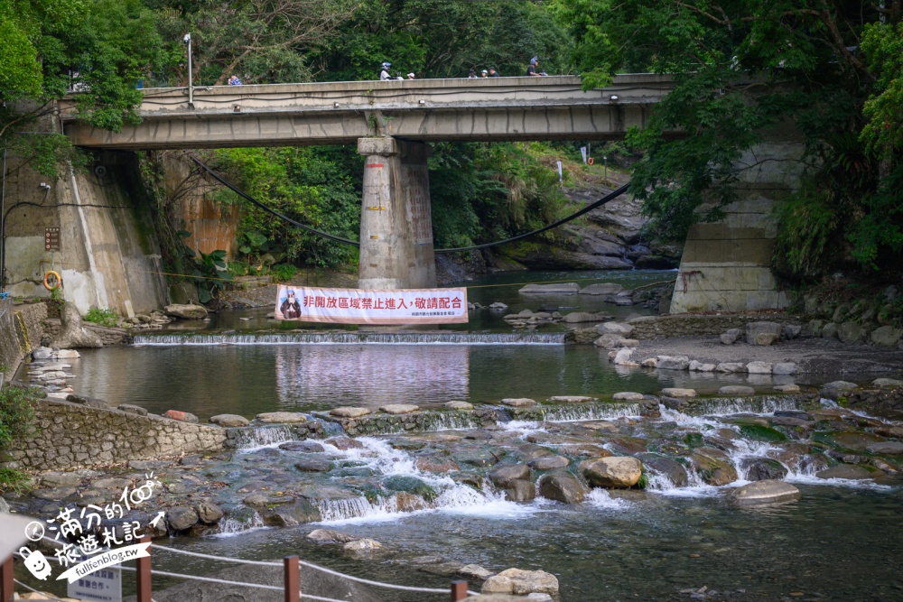 桃園【宇內溪溫泉戲水區】唯一公告合法開放的溪流戲水區,50元銅板價還能順遊小烏來天空步道!
