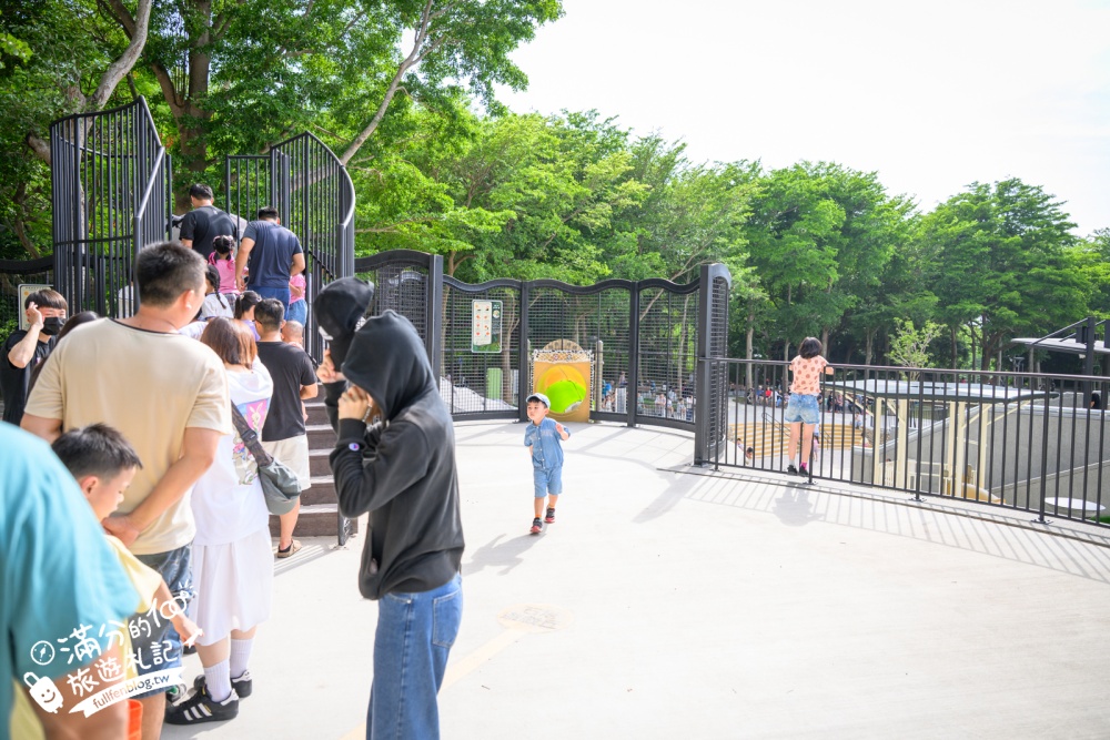 台中【谷溜遊戲場】清水巨無霸鳳梨遊戲場.集結34條溜滑梯.親子同行玩到不想回家!