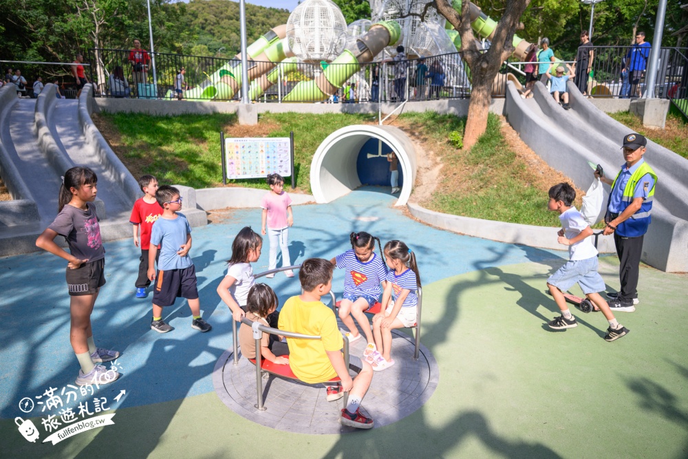 台中【谷溜遊戲場】清水巨無霸鳳梨遊戲場.集結34條溜滑梯.親子同行玩到不想回家!