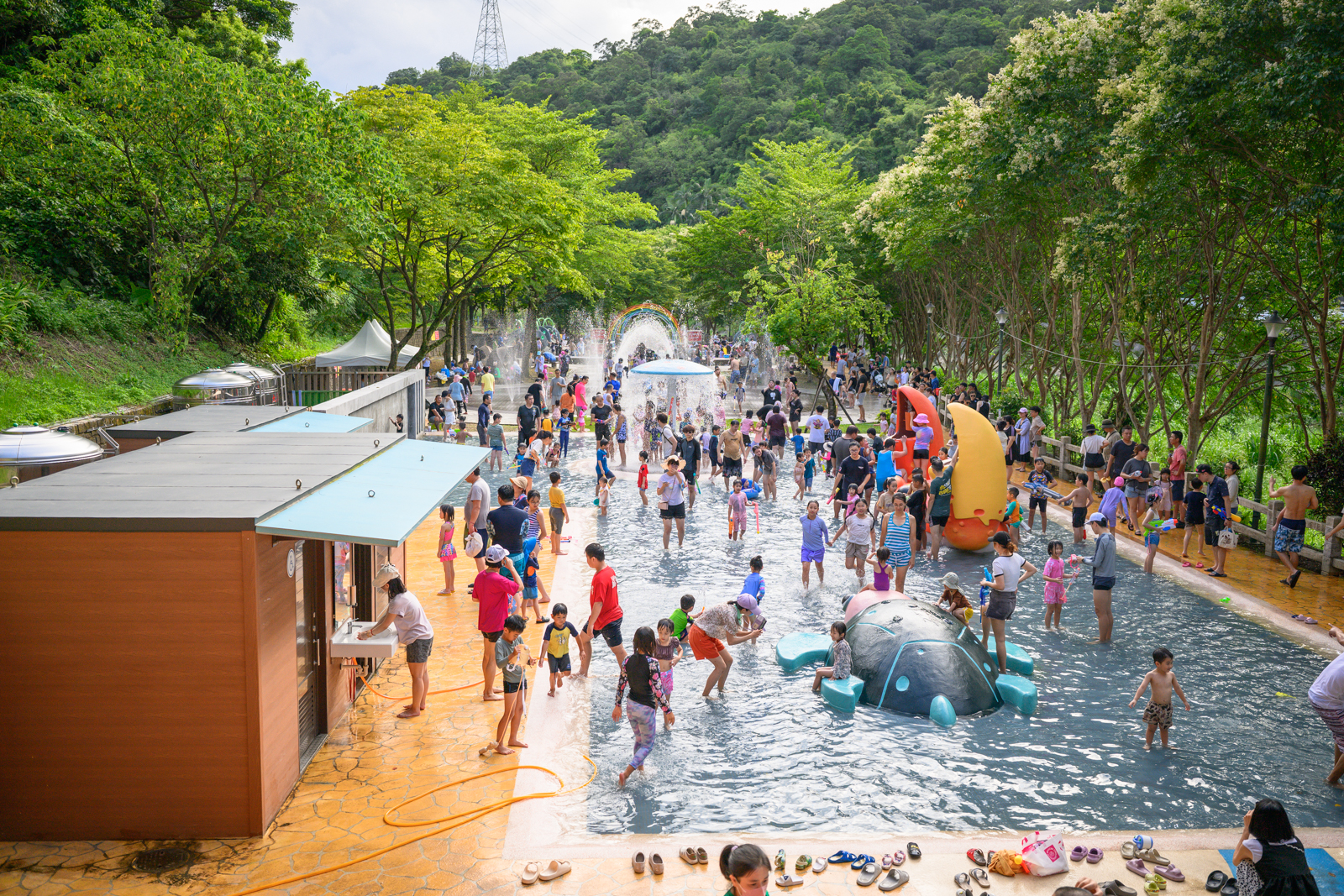 【2026暖暖親水公園2.0玩水攻略】基隆免門票玩水景點.噴水開放時間!,彩虹戲水池好繽紛.大象溜滑梯.噴泉水舞沁涼好玩! @滿分的旅遊札記