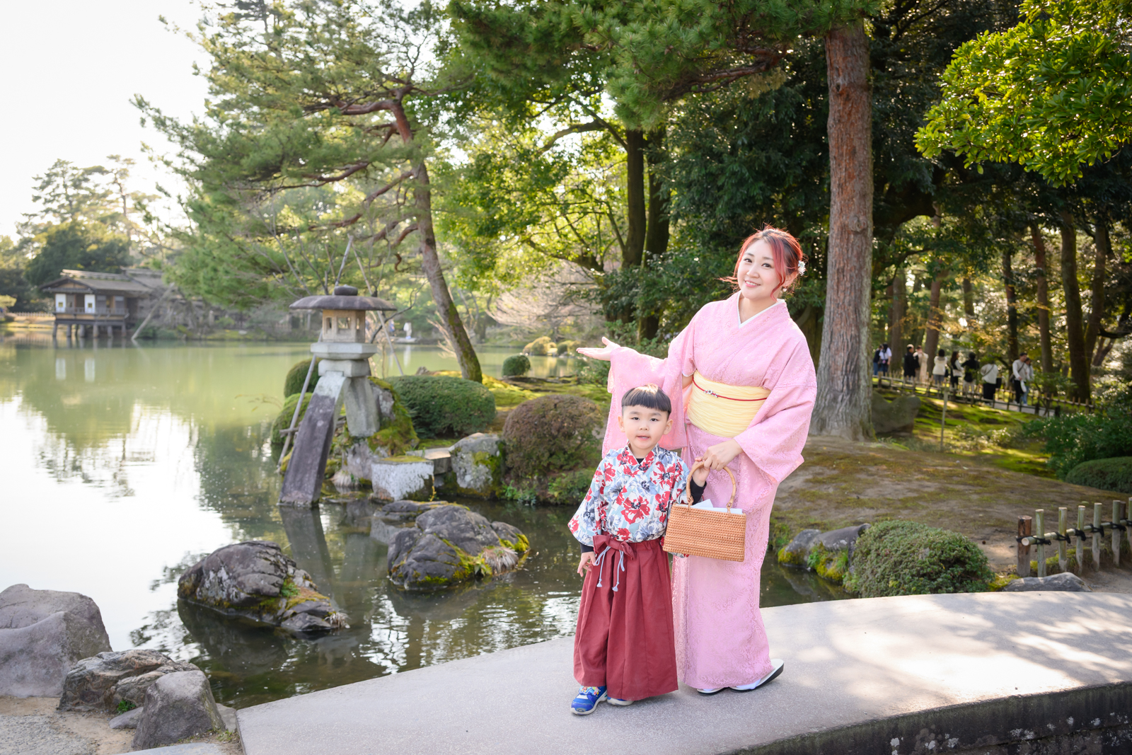 金澤【兼六園】日本三大名園玩樂攻略！最新交通門票資訊.兼六園櫻花季&徽軫石燈籠,搭配金澤城公園順遊路線一起玩! @滿分的旅遊札記