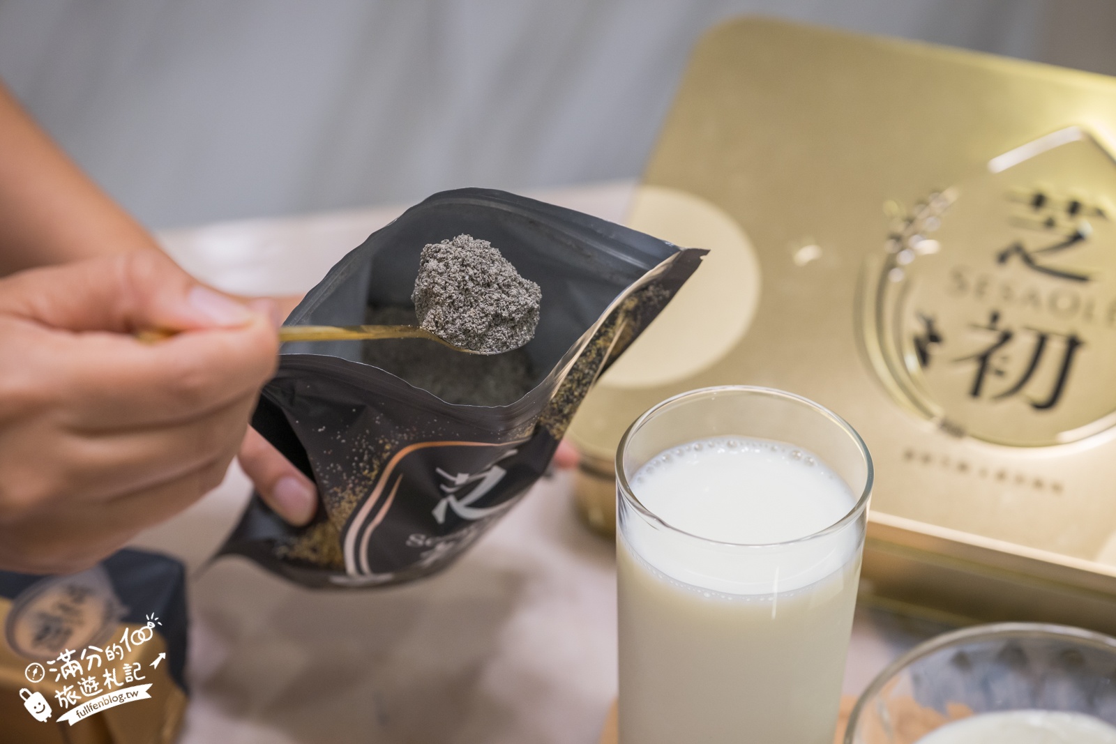 中秋送禮天花板【芝初8倍細黑芝麻Q潤蛋黃酥禮盒】實吃開箱!華麗黑金尊榮.大人小孩吃過都喜愛!