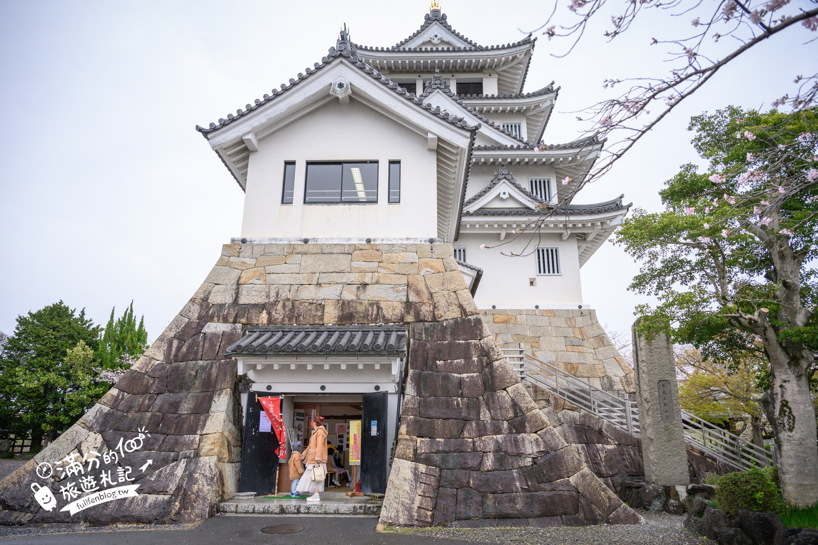 日本岐阜【墨俣一夜城址公園】免費賞櫻、登天守看櫻花隧道，交通門票一次看!