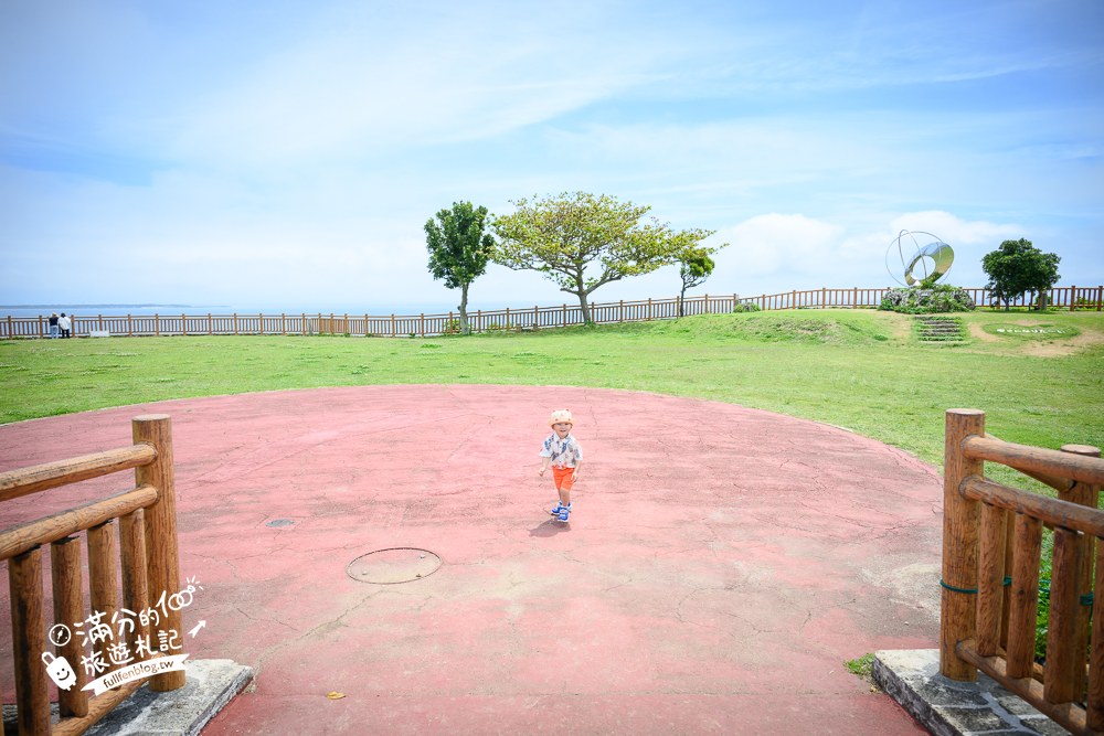 知念岬｜鏡面雕塑與草地廣場