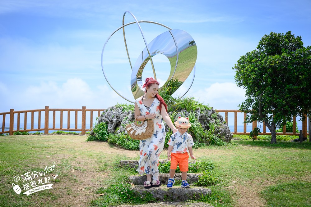 知念岬｜鏡面雕塑與草地廣場