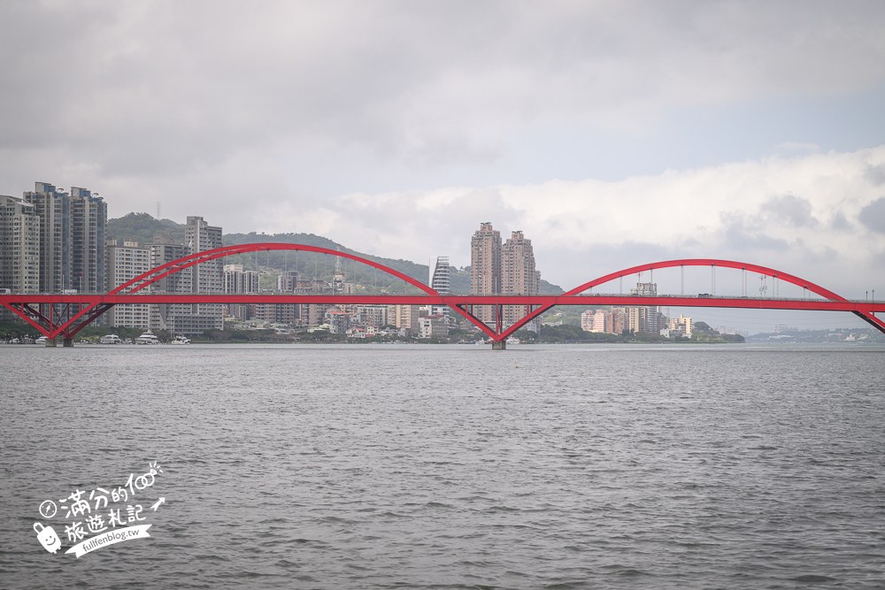 關渡碼頭貨櫃市集｜二樓戶外座位看關渡大橋