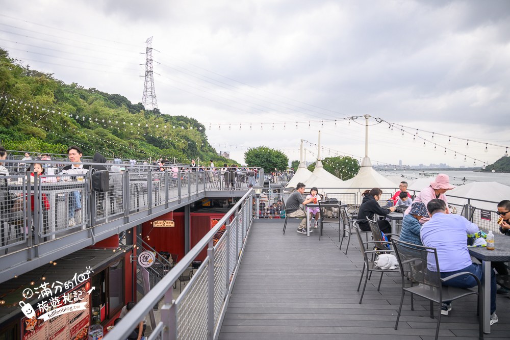 關渡碼頭貨櫃市集｜二樓戶外座位看關渡大橋