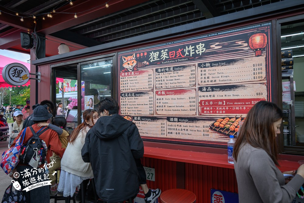 關渡碼頭貨櫃市集｜貨櫃走道與餐飲攤位