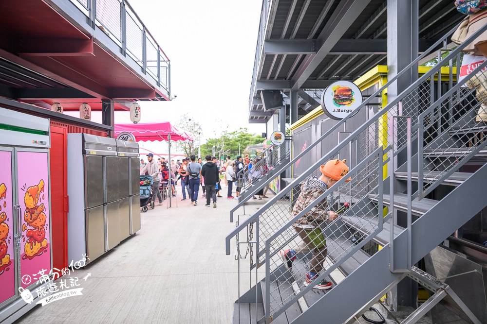 關渡碼頭貨櫃市集｜二樓戶外座位看關渡大橋